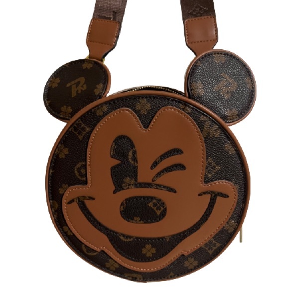 ✨$450✨  WATER PROOF  MICKEY MOUSE ZIPPER CROSSBODY BAG Disney land - Picture 10 of 14